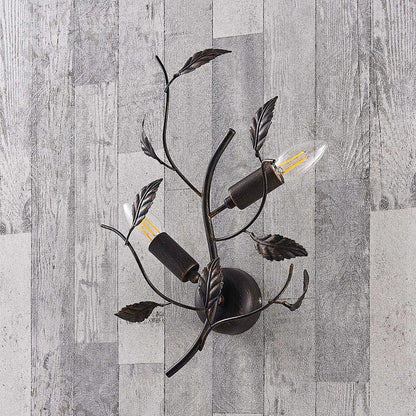 Sieninis šviestuvas Yos pagamintas iš metalo, dekoruotas lapeliais