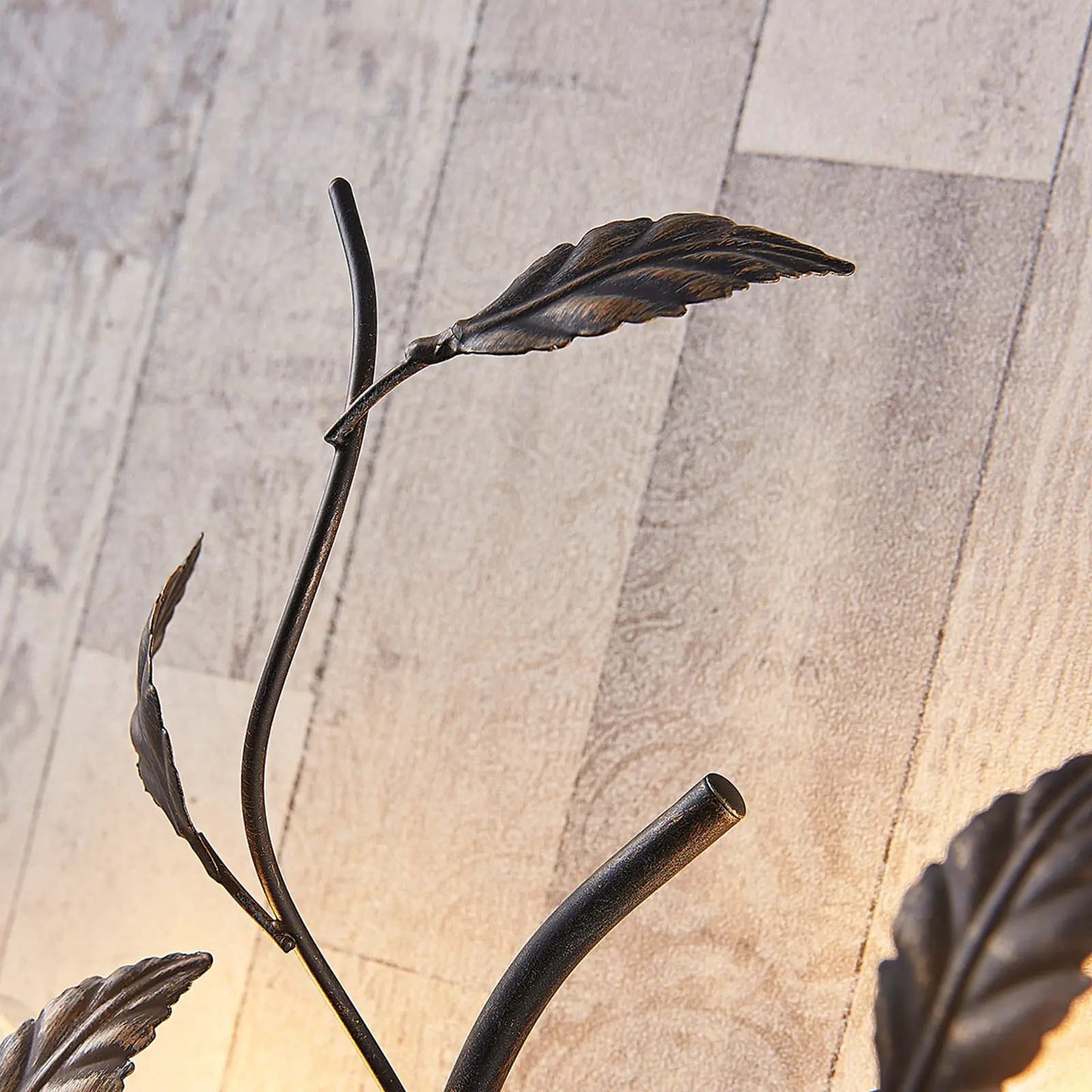 Sieninis šviestuvas Yos pagamintas iš metalo, dekoruotas lapeliais