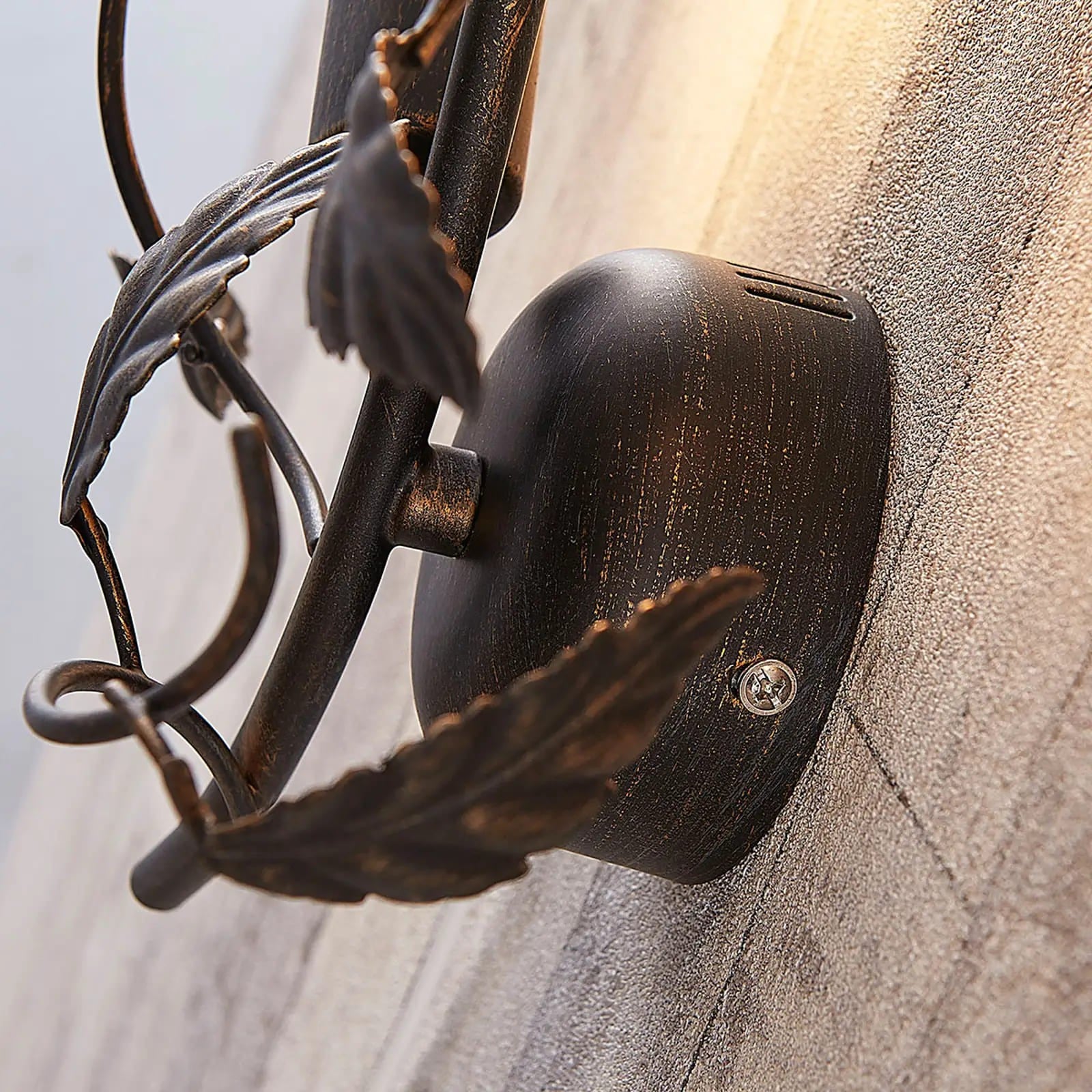 Sieninis šviestuvas Yos pagamintas iš metalo, dekoruotas lapeliais