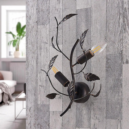 Sieninis šviestuvas Yos pagamintas iš metalo, dekoruotas lapeliais