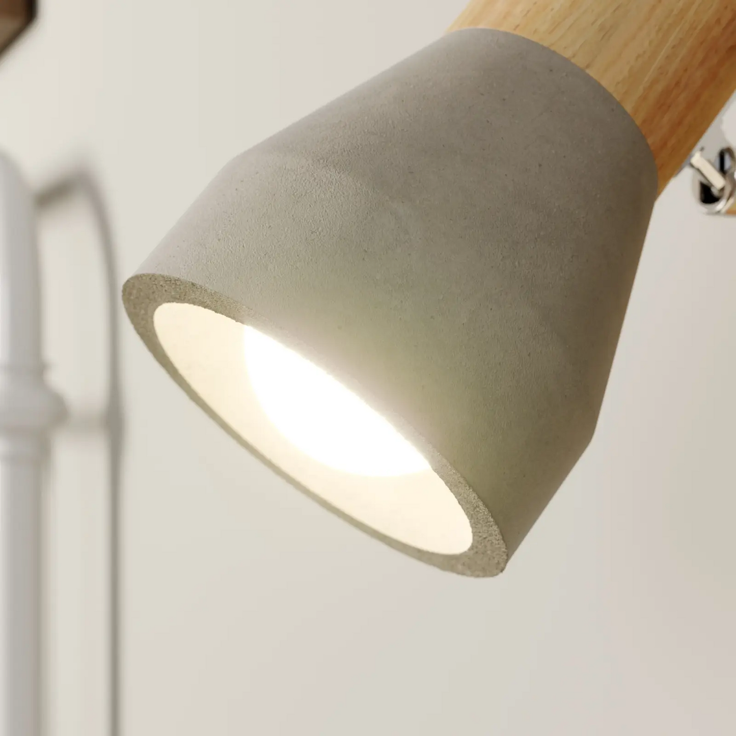 LED prožektorius Filiz iš medžio ir betono, 1 lempa