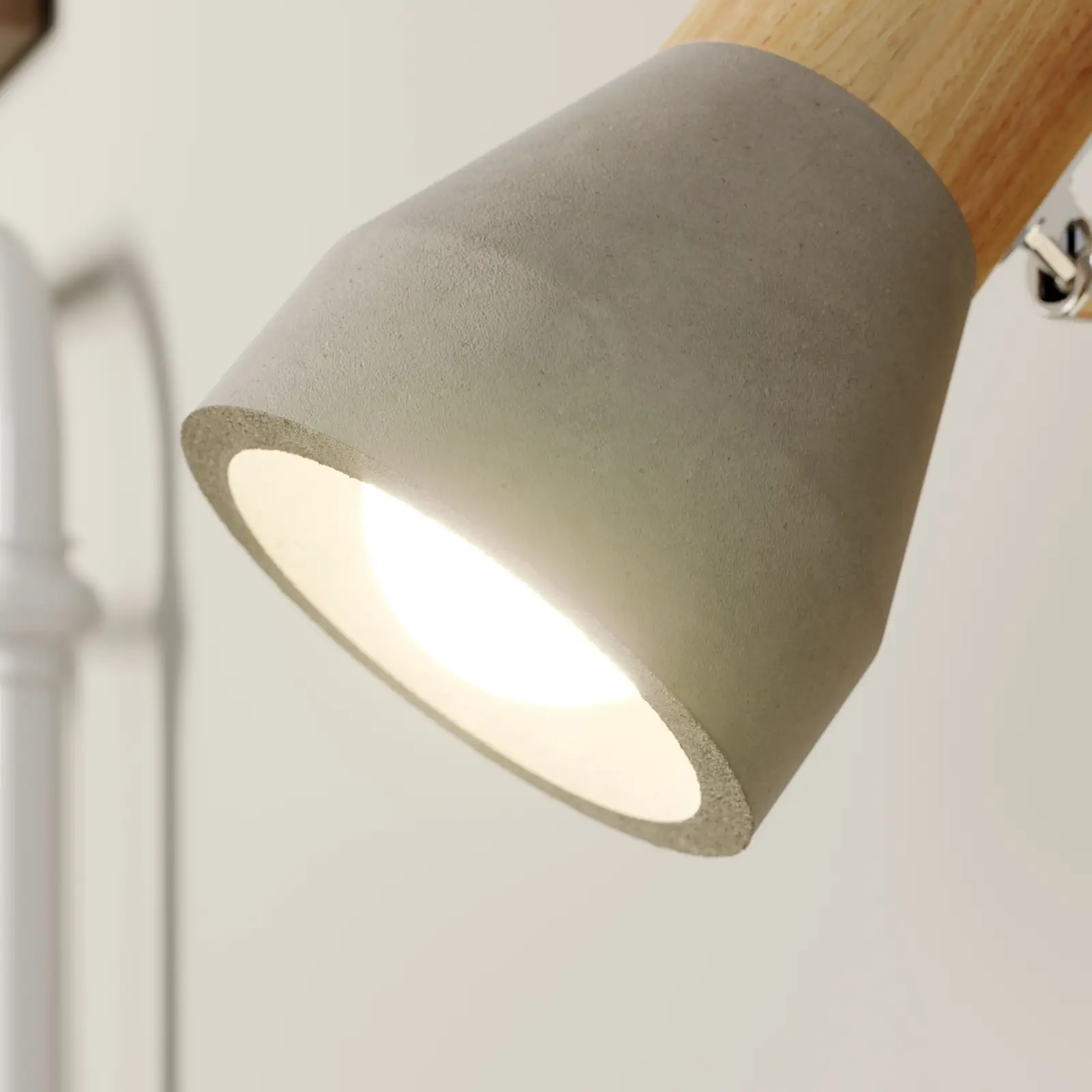 LED prožektorius Filiz iš medžio ir betono, 1 lempa