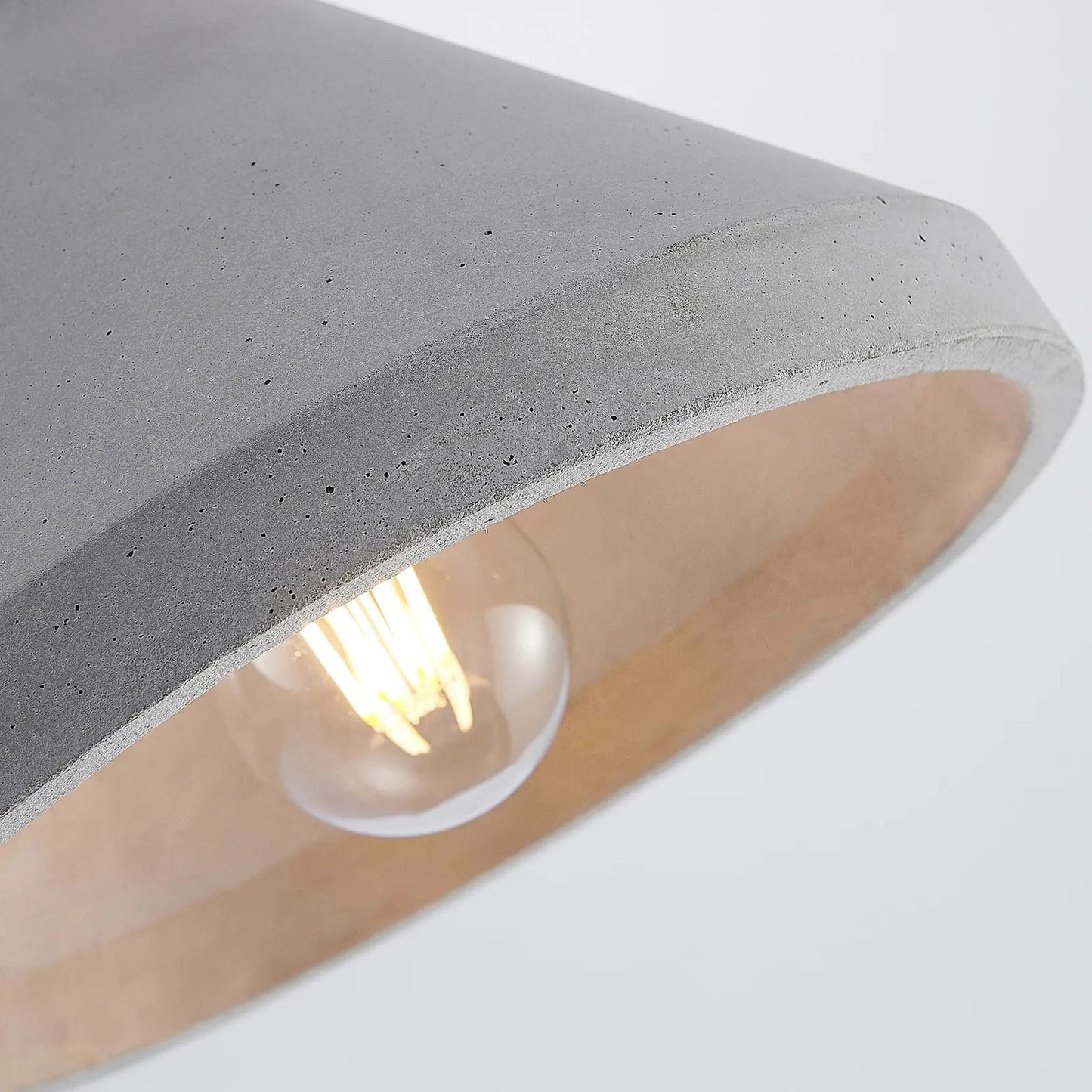 Betoninis pakabinamas šviestuvas Caisy su medžiu, apvalus