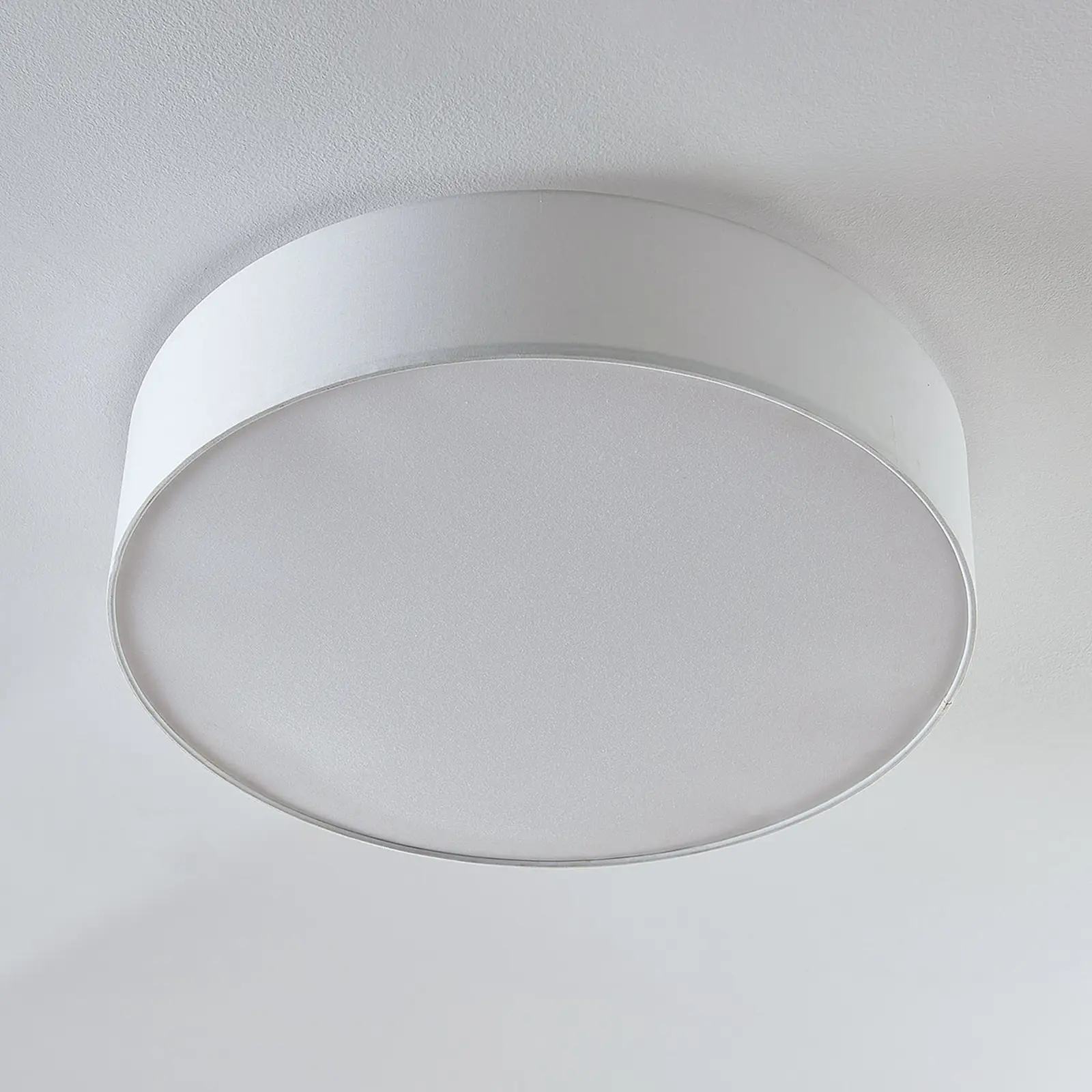 Baltos spalvos medžiaginis lubinis šviestuvas Gordana, 57 cm