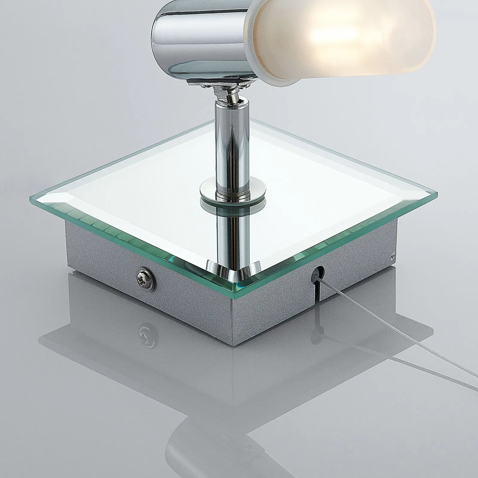 Sieninis šviestuvas Zela, vonios kambario šviestuvas su patraukiamu jungikliu