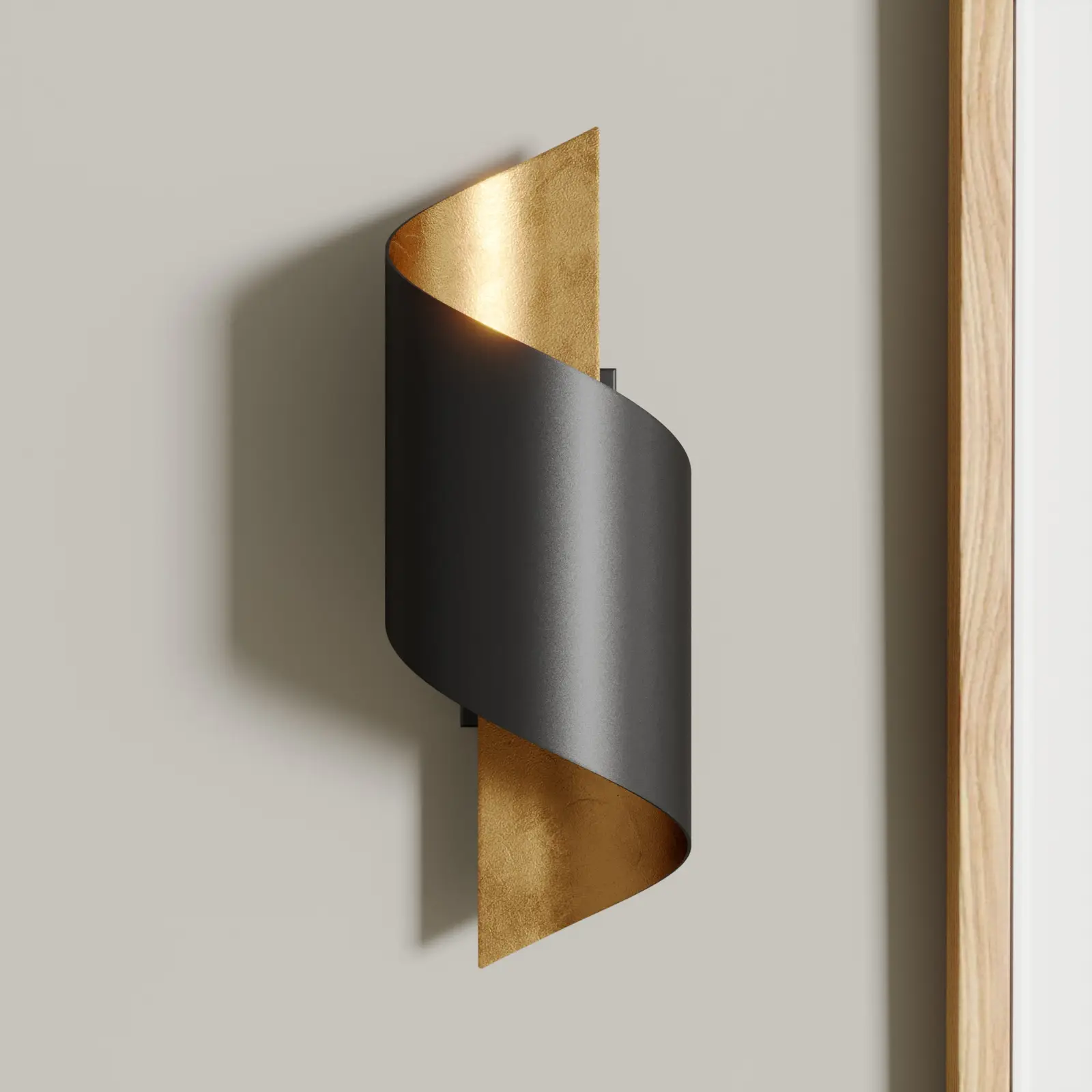 Metalinis LED sieninis šviestuvas Desirio, juodos ir auksinės spalvos