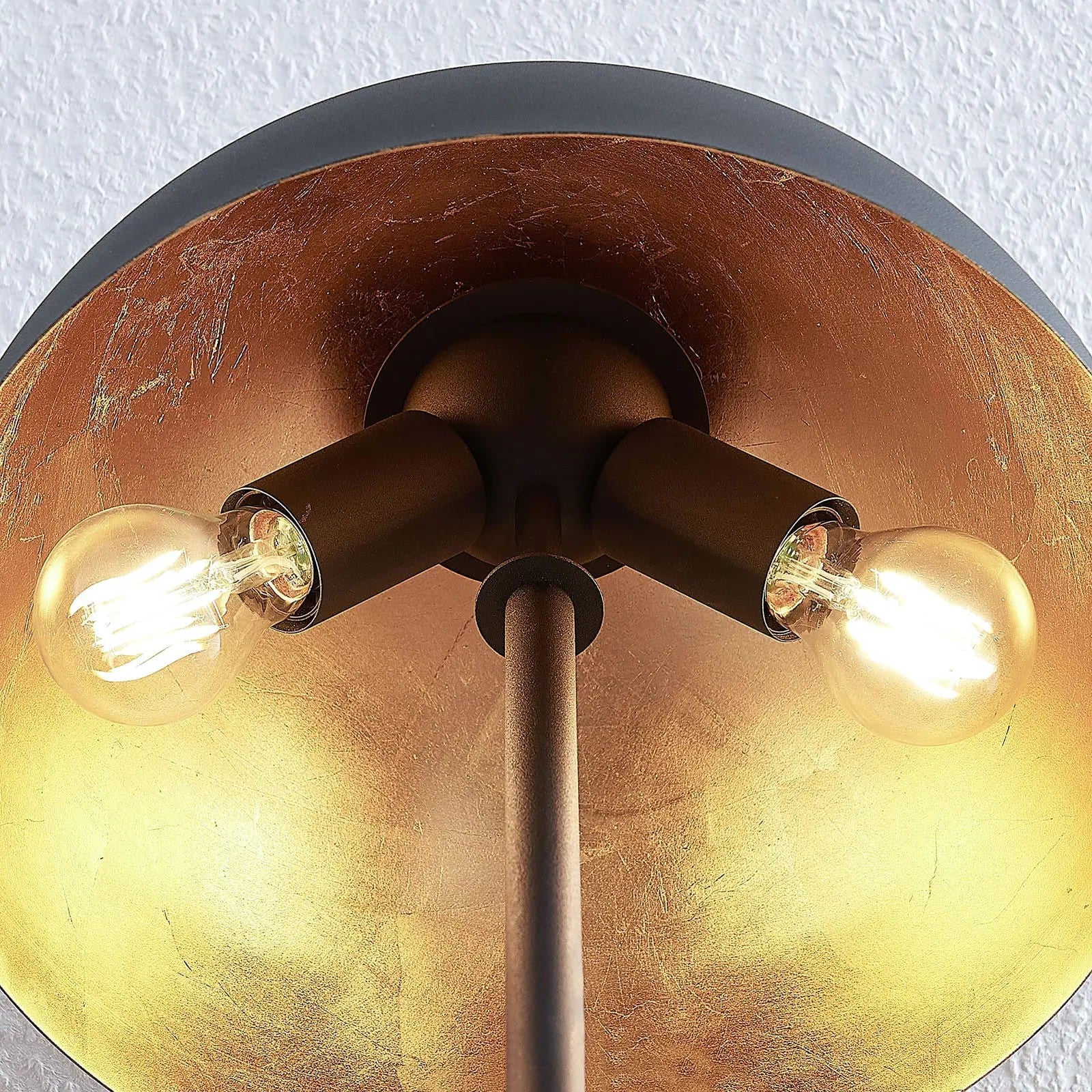 Stalinis šviestuvas Idalene pagamintas iš metalo, juodos ir auksinės spalvos