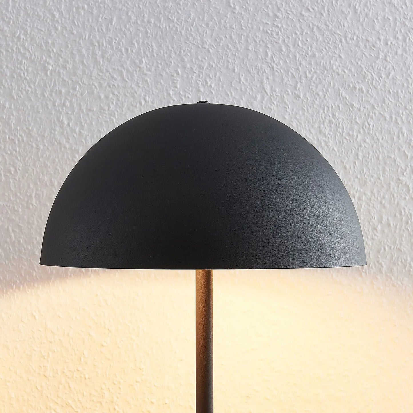 Stalinis šviestuvas Idalene pagamintas iš metalo, juodos ir auksinės spalvos