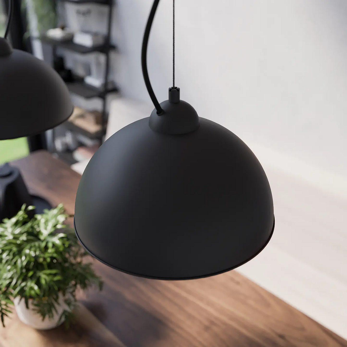 Gretja pakabinamas šviestuvas, trijų lempučių, juodos ir auksinės spalvos