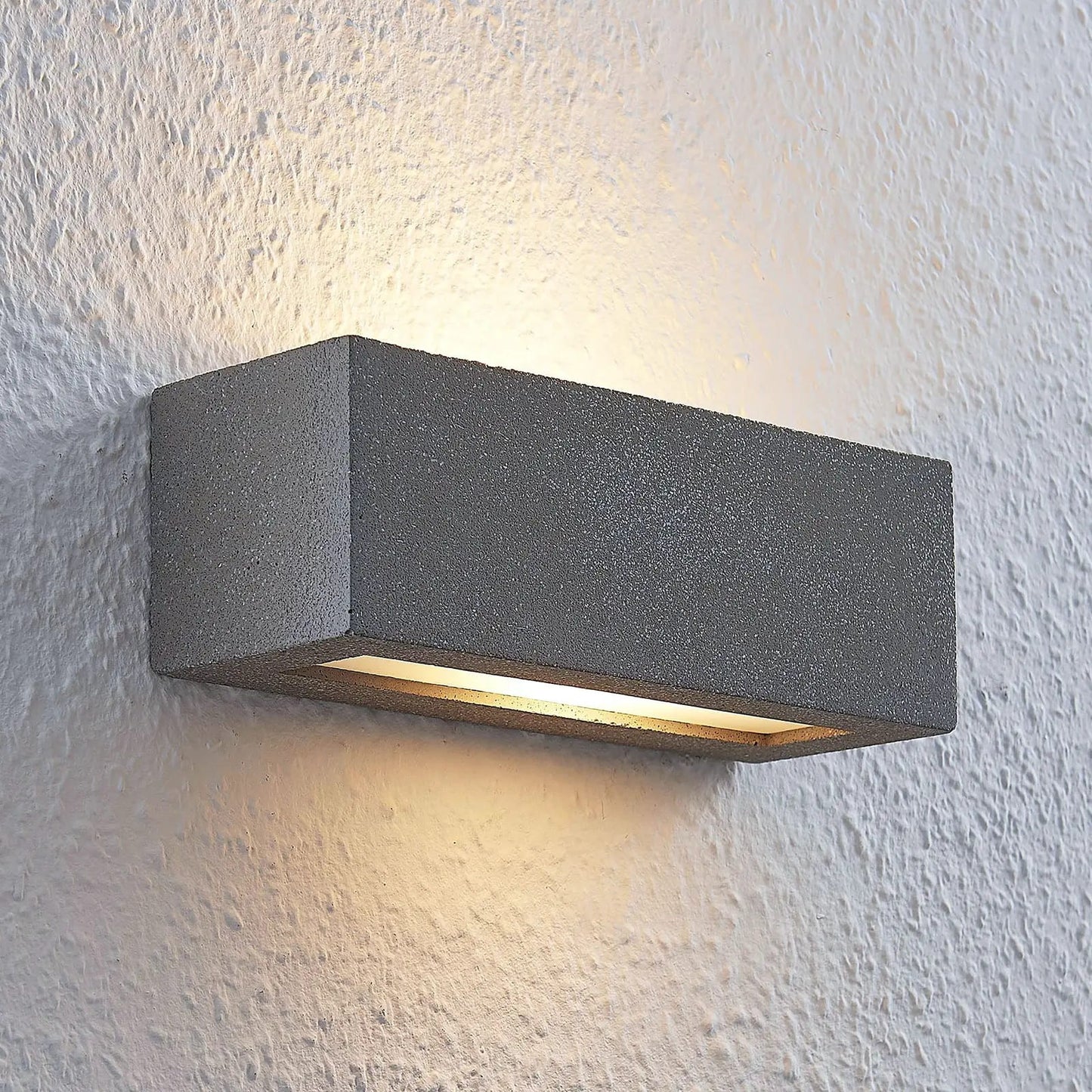 Lindby Nellie LED betoninis sieninis šviestuvas, plotis 21,8 cm
