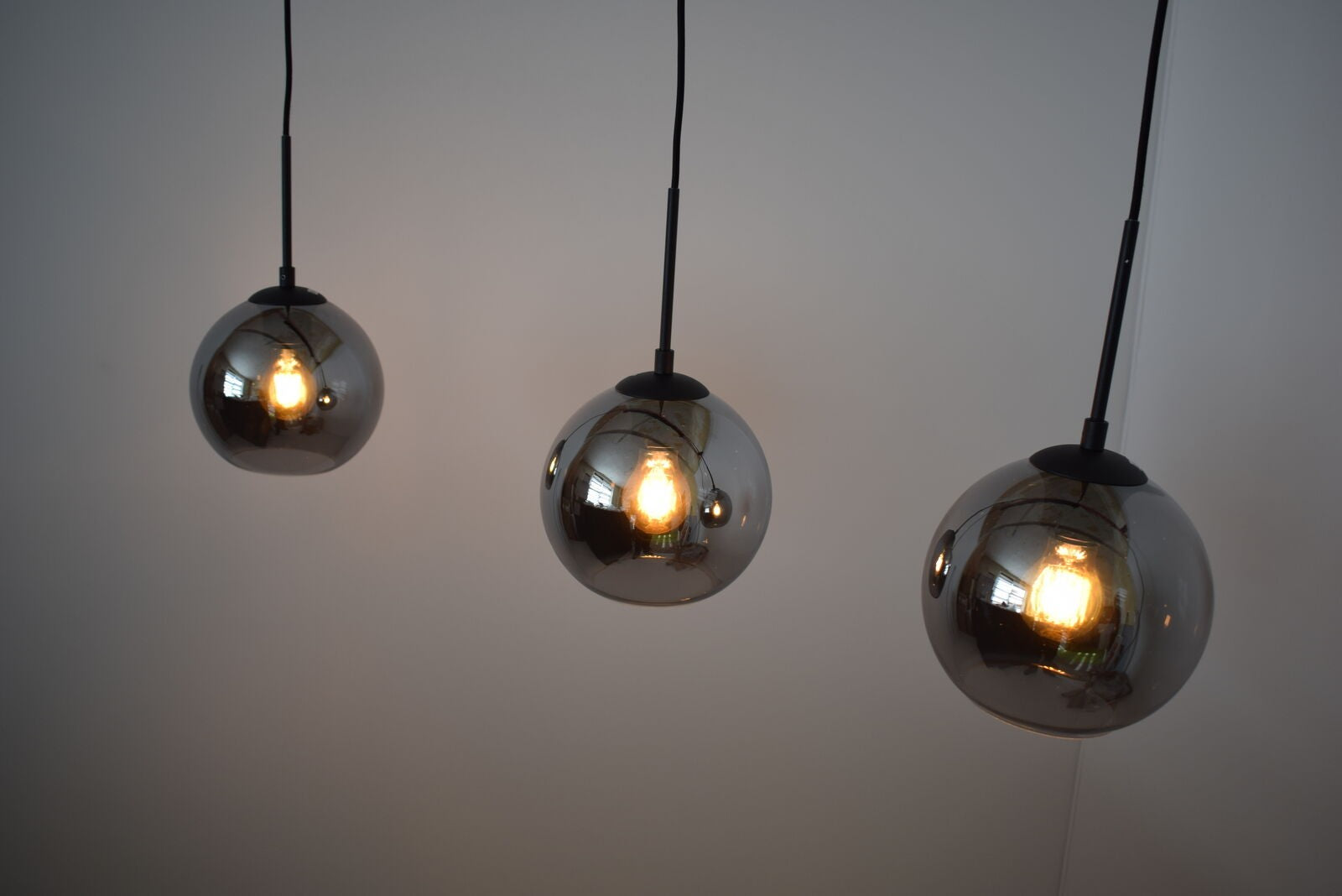 Lindby Sofian pakabinamas šviestuvas, trys šviestuvai, rūkytos pilkos spalvos