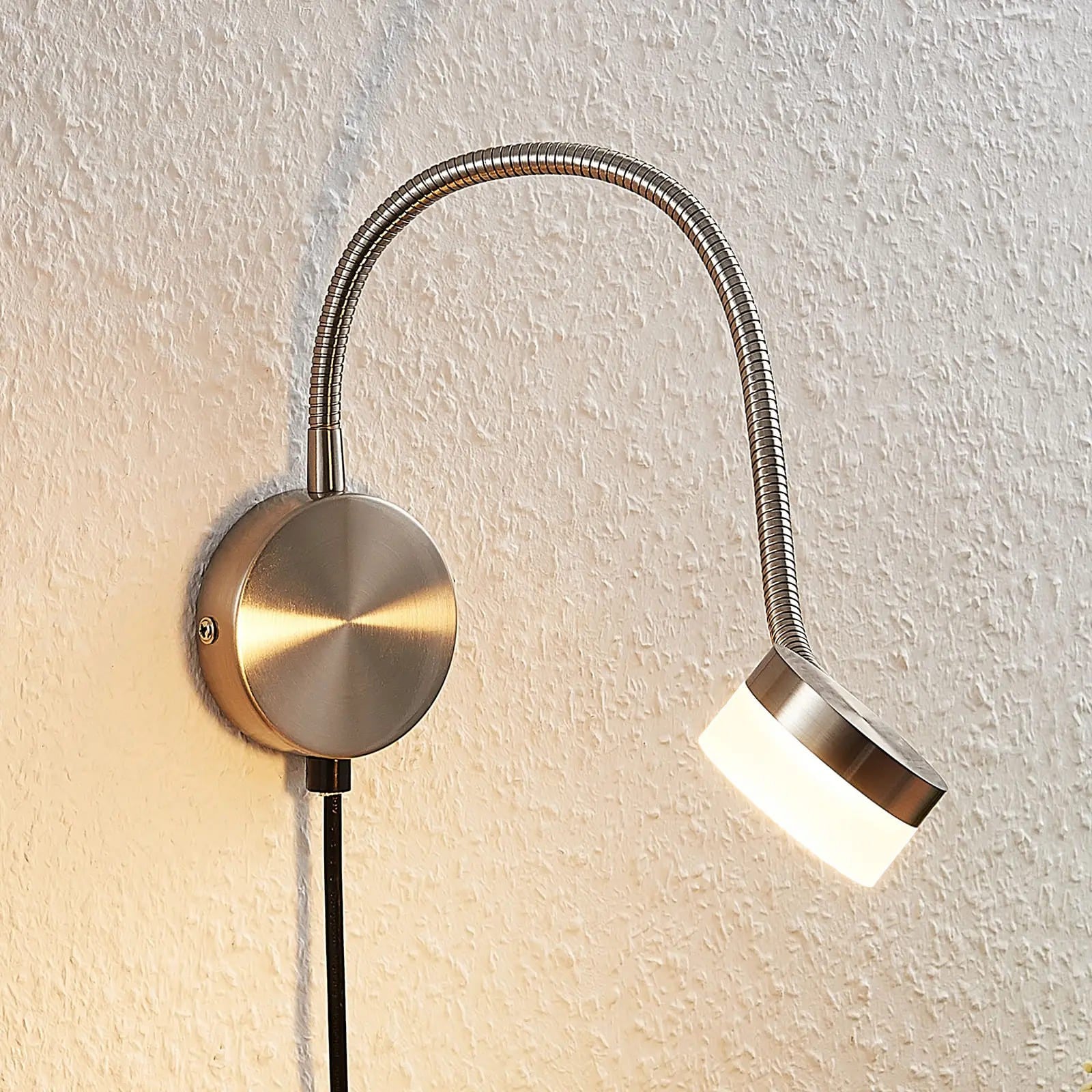 Lindby Gentjana LED sieninis šviestuvas, satininis nikelis