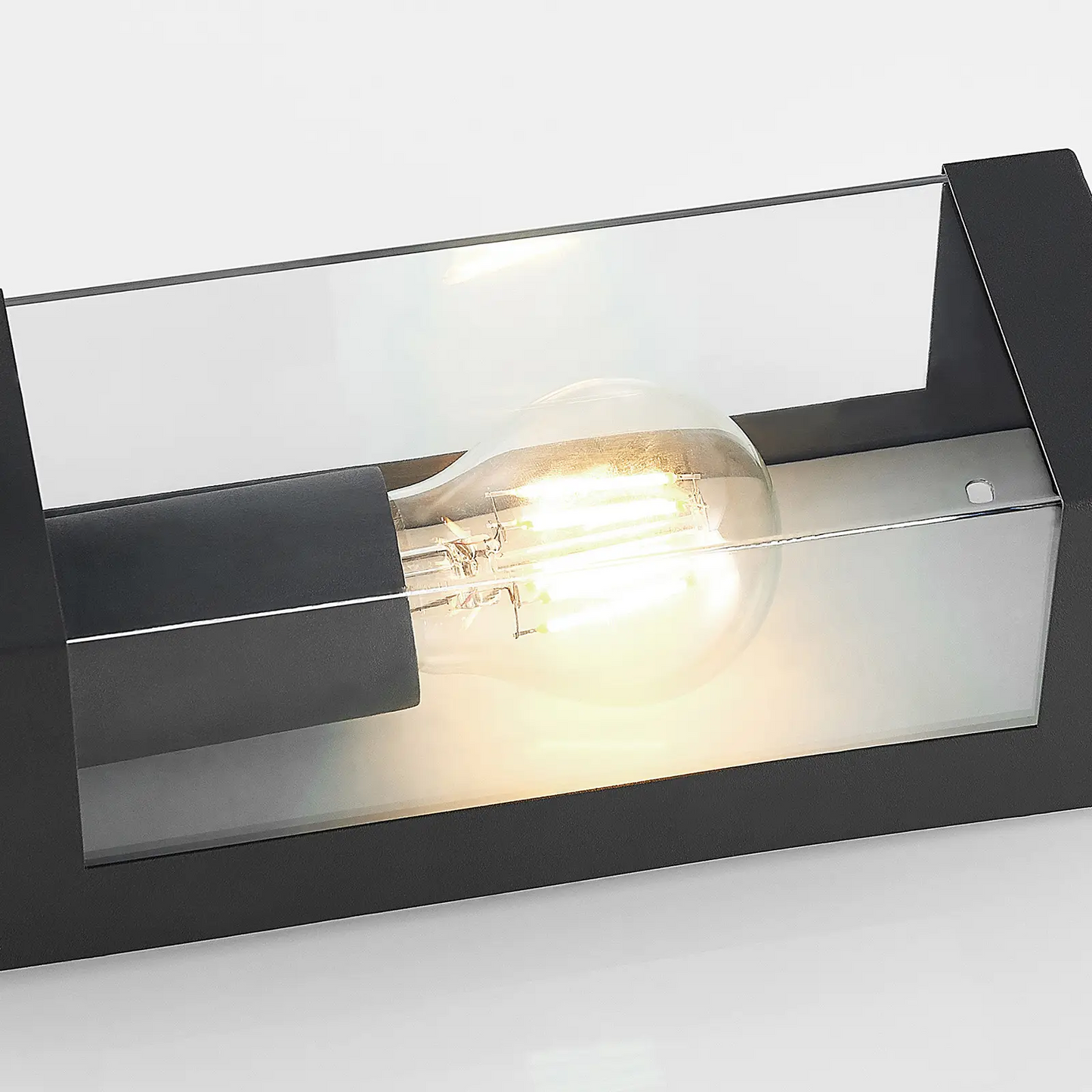 Lindby Tilian lauko sieninis šviestuvas su judesio detektoriumi