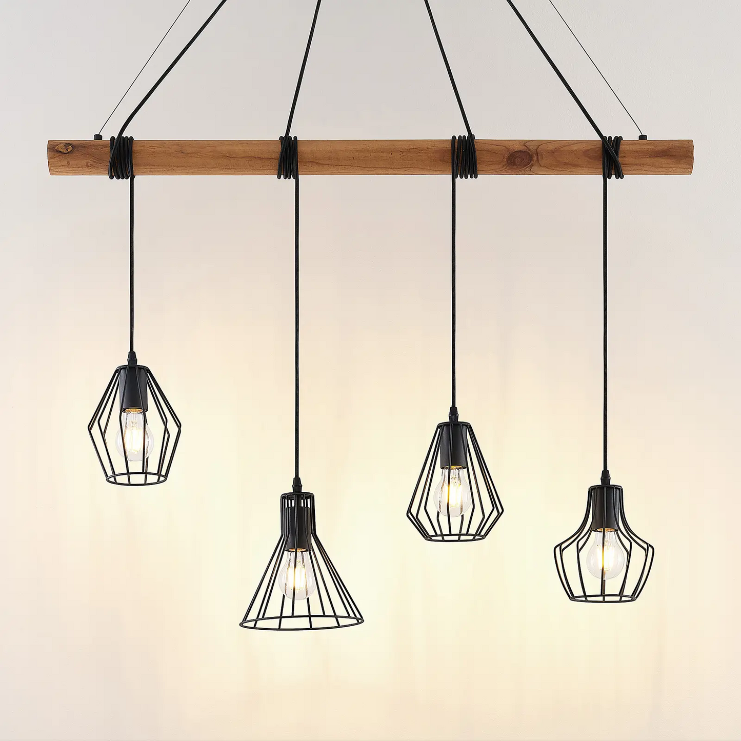 Lindby Samino pakabinamas šviestuvas su keturiais gaubtais