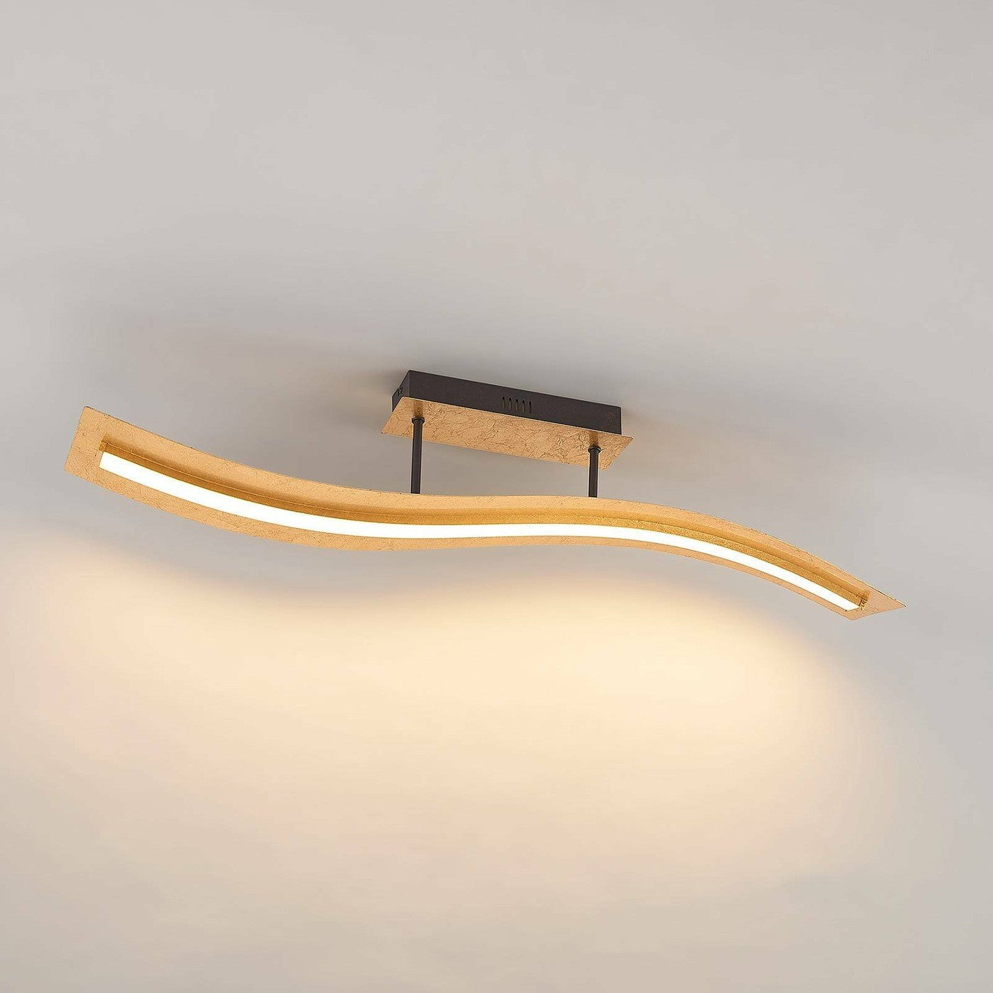 Lindby Larisa LED lubinis šviestuvas su banguotu atspalviu